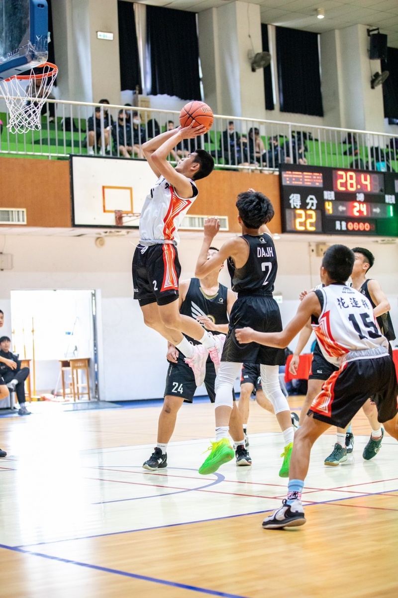 花蓮縣鳳林國中的小球員們帶著熱愛籃球的拚勁,本次在乙級縣市預賽中獲得花蓮縣第一名,而得以前進新北三重進行全國北區複賽。(台灣世界展望會提供)