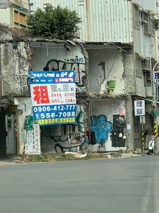 原PO在路上看見一棟殘破的建築,笑說月租大概只要2000元。(圖/翻攝自「路上觀察學院」臉書)