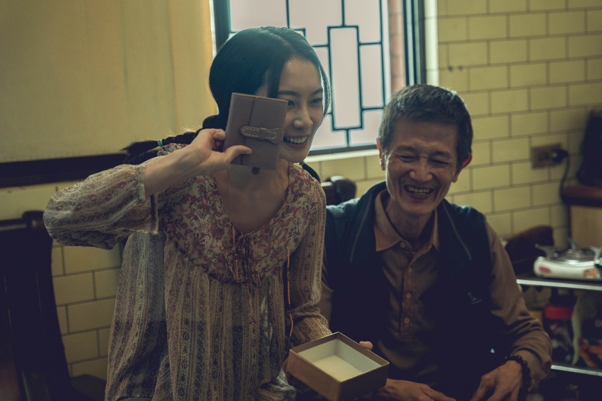 陳博正與李亦婕飾演的孫女,祖孫真情互動令許多人動容。(圖/Netflix提供)