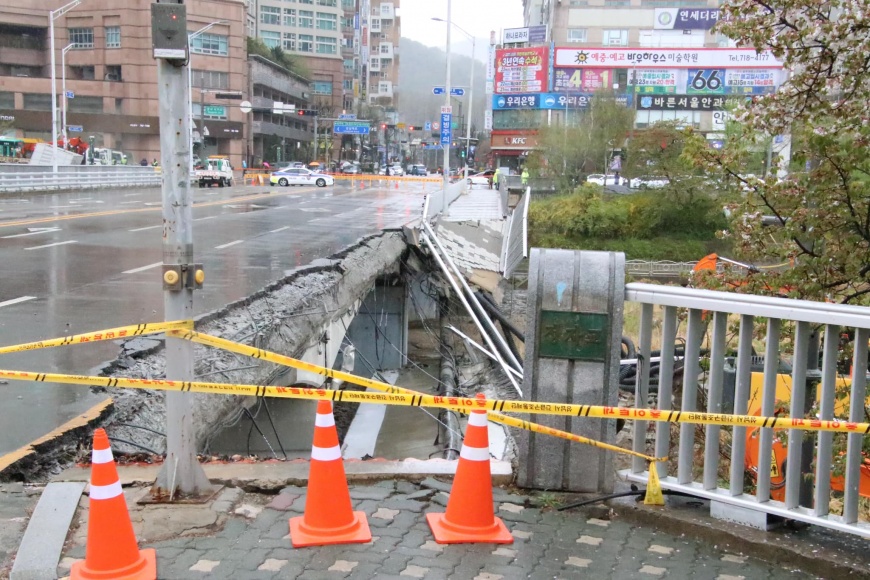 人行道崩塌事故現場。(圖/翻攝김병욱臉書)