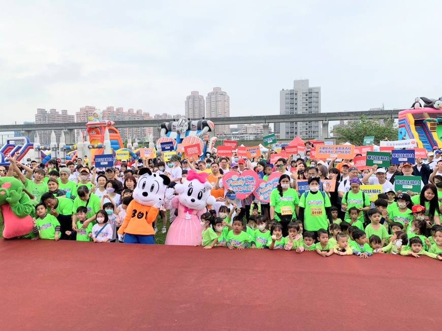 4月15日國際扶輪3523地區華南社聯合友社在新北三重大都會公園共同投身公益，並邀約數百位育幼院小朋友由扶輪社友伴跑，現場熱鬧非凡