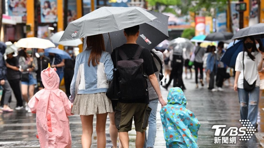 快訊／大雨特報襲12縣市！防雷擊、強陣風　豪雨熱區「貫穿全台」