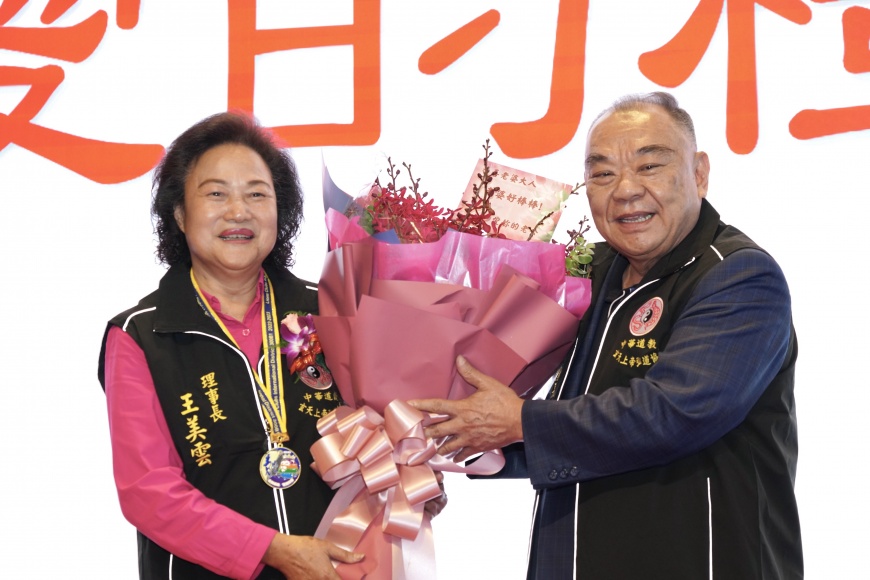 圖4.麗寶集團董事長吳寶田以總顧問身份獻花恭賀新任理事長王美雲