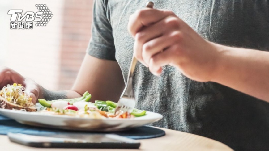 男子透露看到食物就反胃。(示意圖/Shutterstock達志影像)