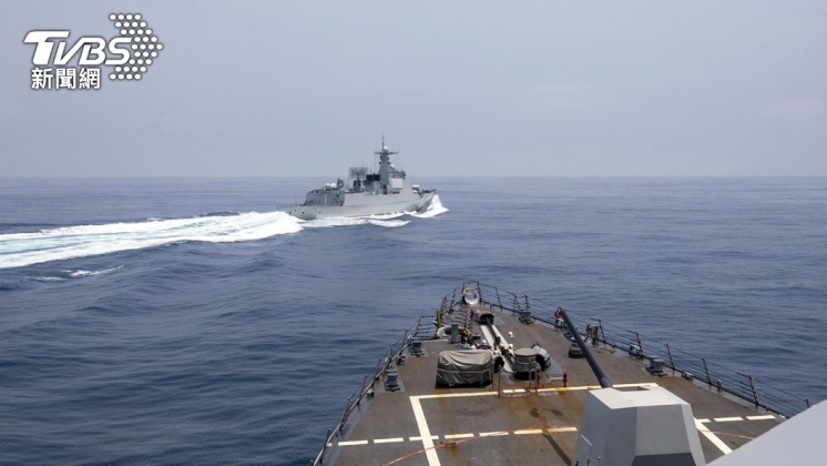 2023年6月3日鍾雲號驅逐艦穿越台海,美方表示一艘解放軍的海軍艦艇急劇穿越,迫使美艦減速以避免碰撞。(圖/達志影像美聯社)