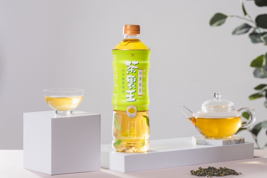 茶裏王四季春茶選用地形得天獨厚的南投松柏嶺春冬茶葉，茶湯入喉後會逐漸釋放飽滿茶香，不苦不澀且帶有梔子花般的香氣，帶給人春天的氣息