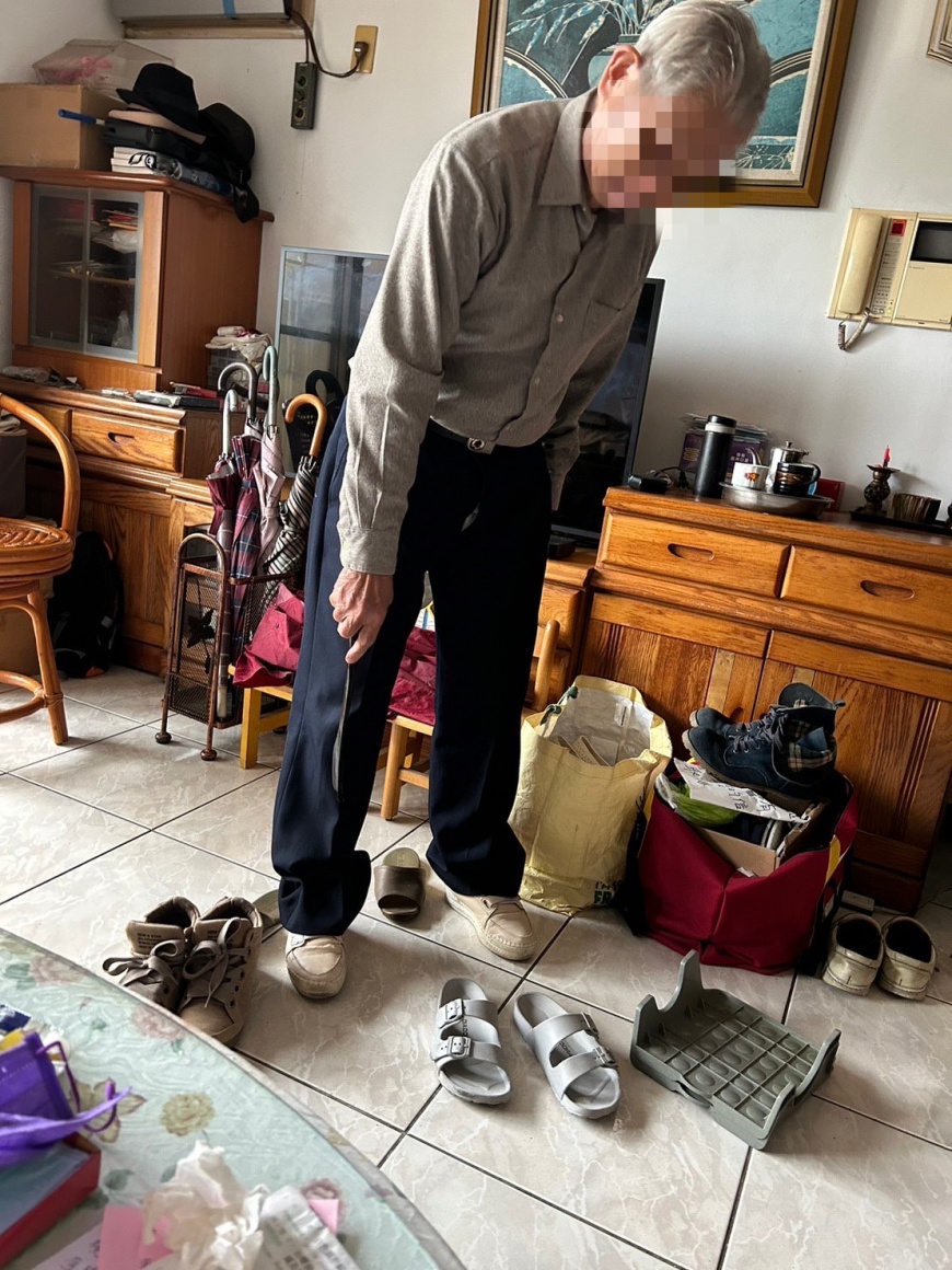 87歲張姓獨居老翁將市價逾億元的9戶房產全數捐給行天宮。(圖/當事人提供)