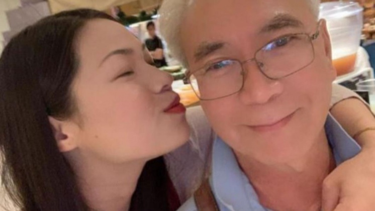 雙手合十!李龍基跪拜黃大仙 祈求神明保佑未婚妻王青霞