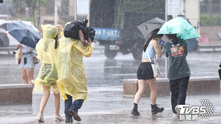 受颱風影響今全台有雨且各地風雨漸強。（圖／TVBS）