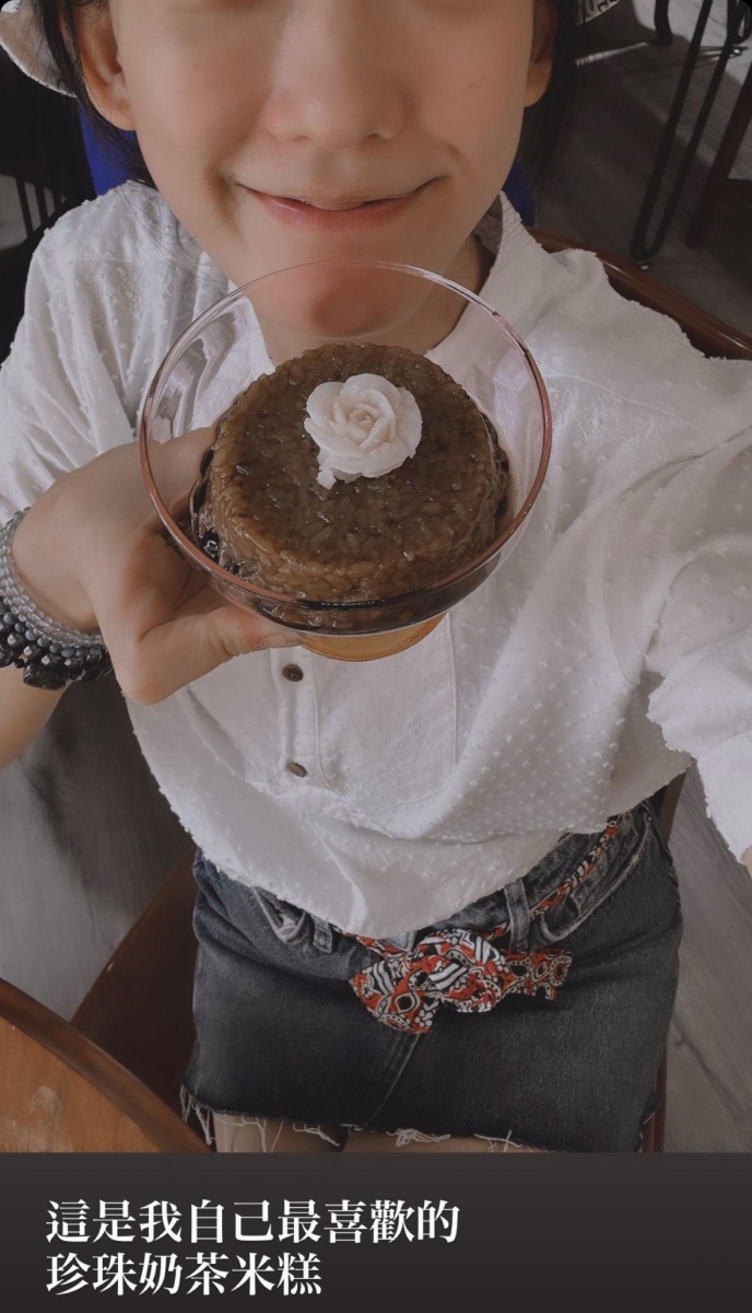 孟耿如曬出半張臉，看起來臉頰削瘦，相當憔悴。（圖／翻攝孟耿如IG）
