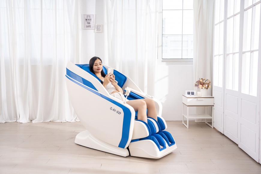 AI雙感知摩術椅FG-8168 以市場獨創的AI 體型感知+AI智能感知,從體型曲線定位偵測、智慧捕捉壓力疲勞區,雙重感知肩、背、腰三大區塊肌群緊繃壓力程度,快速演算最符合當下疲勞狀態的客製化按摩行程 FUJI提供
