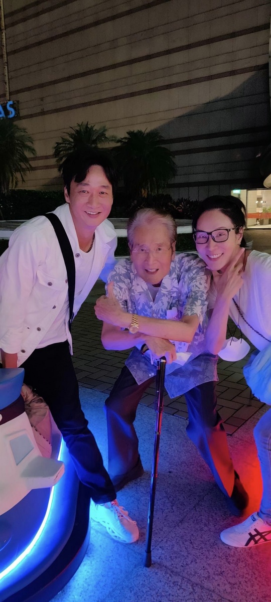 石英滿頭白髮,手拿拐杖。(圖/翻攝自石英臉書)