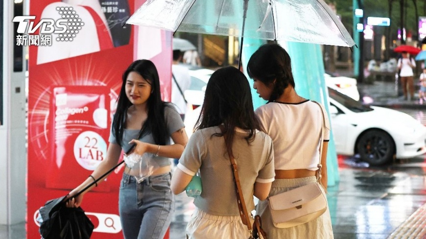 中秋連假迎雨彈！低壓夾擊全台變天　水氣激增「恐有颱風發展」