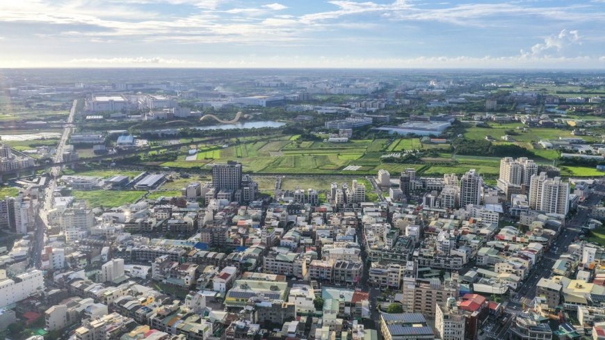 台南新市新和重劃區與南科科學園區最近距離約450公尺距離。