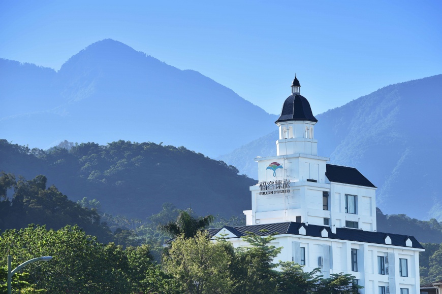 福容徠旅水里 白色仿歐式城堡的建築外觀，成為當地明顯的地標