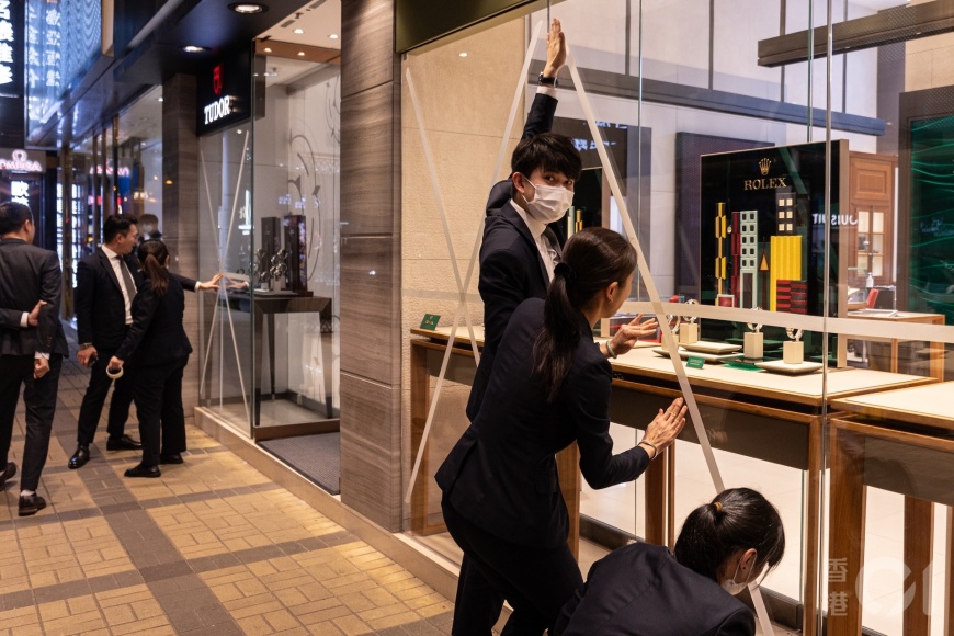 颱風蘇拉襲港前夕,尖沙咀店舖在玻璃櫥窗貼上膠紙,減低破裂風險。(圖/香港01提供)