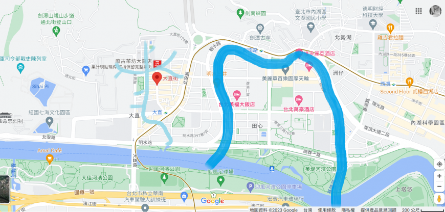 原PO將新舊地圖結合後,發現事發地點位於埤圳窪地與基隆河舊河道中間。(圖/翻攝自PTT)