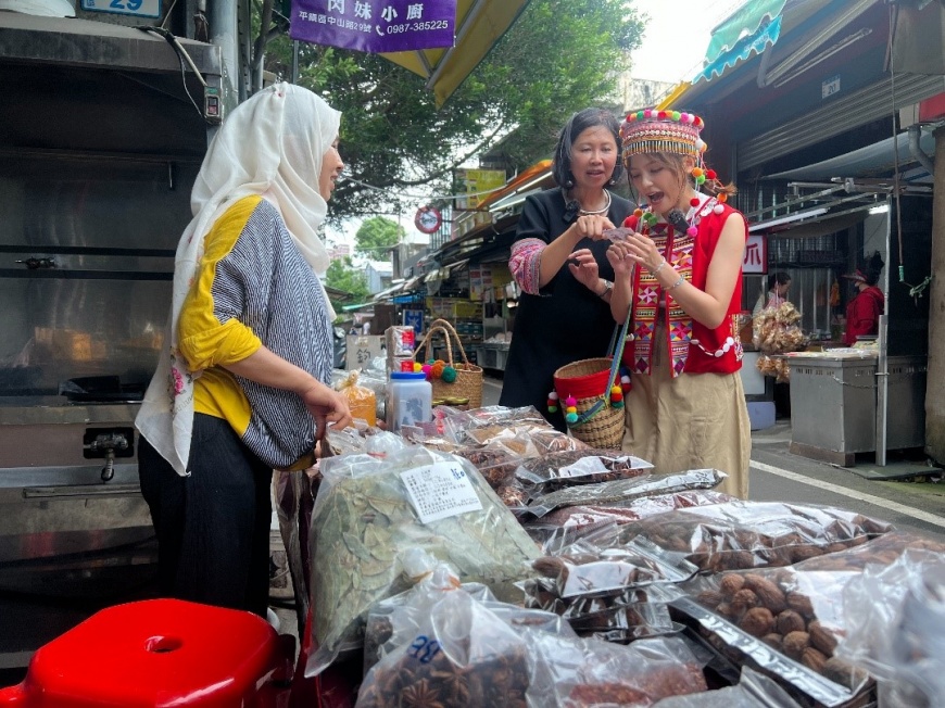 圖說:龍岡的忠貞市場充滿異國風情,主持人Dora身穿少數民族服飾,深入體驗當地生活氛圍