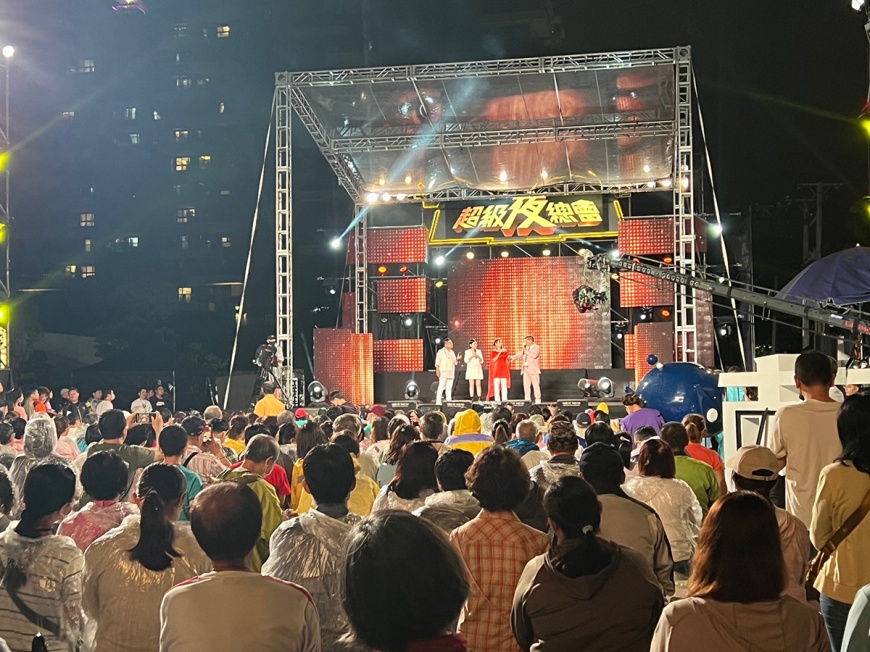 圖說：超級夜總會前至橋頭錄影，回饋在地鄉親