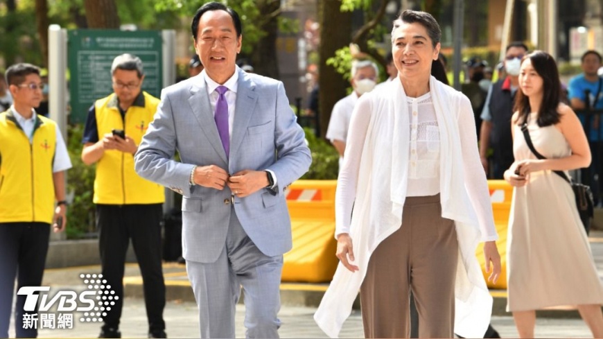 郭台銘、賴佩霞到中選會遞交申請書。（圖／胡瑞麒攝）