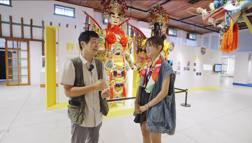 圖/主持人Dora至「六廿四故事館」瞭解大溪當地獨特的社頭文化
