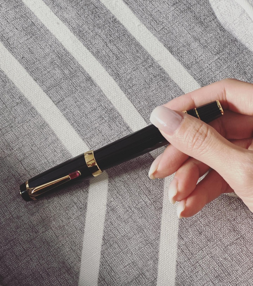 侯佩岑翻到當主播時買給自己的鋼筆。(圖/翻攝自侯佩岑臉書)