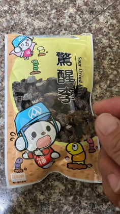 原PO吃了一口全聯「驚醒李」後,立刻被酸到牙齒痛。(圖/翻攝自「我愛全聯-好物老實說」臉書)