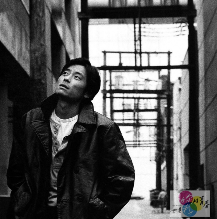 王傑在家裡後巷拍照時,一度被鄰居以為是流氓,引來警察關切。(圖/《你的青春也是我的青春》提供)