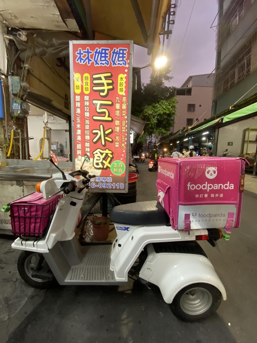 原PO在路上看見一台白色三輪外送車,意外在網路上掀起熱議。(圖/翻攝自「路上觀察學院」臉書)