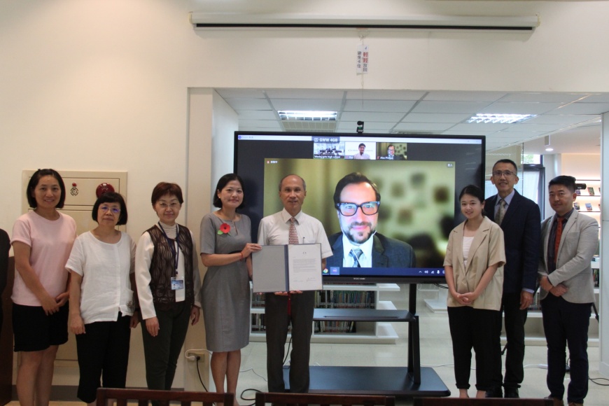 慧文國際教育 總經理Camille Wu(左四)衛理女中徐建國校長(左五)麻州大學( AC-Live)課程總監 Alex Philips (營幕中央)麻州大學(AC-Live) 課程代表 Roy Chou (營幕上方)簽署完MOU後大合照衛理徐校長與麻州大學(AC-LIve)全體大合照 /照片提供:慧文國際教育