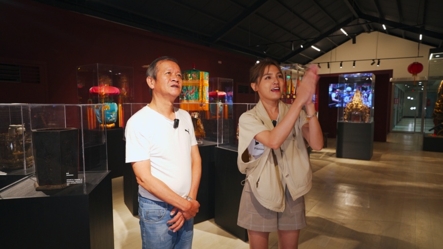 圖/在林茂賢教授的帶領下，主持人Dora深入了解閩南文化從信仰到日常生活的多元特色