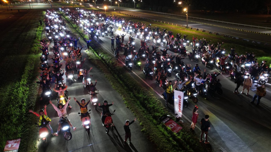 Gogoro 選於今年 10 月 28 日舉辦「快閃台北橋 - 百 GO 夜行」萬聖車聚派對,現場聚集超過 1,500 輛電動機車與 2,000 名車友。(圖片來源/ Gogoro)