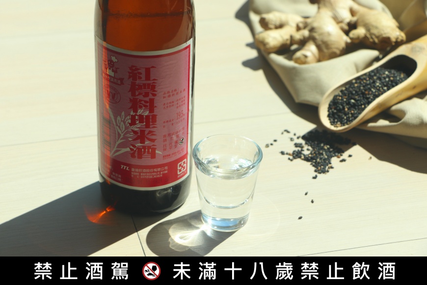 ▲加入一整瓶紅標米酒。