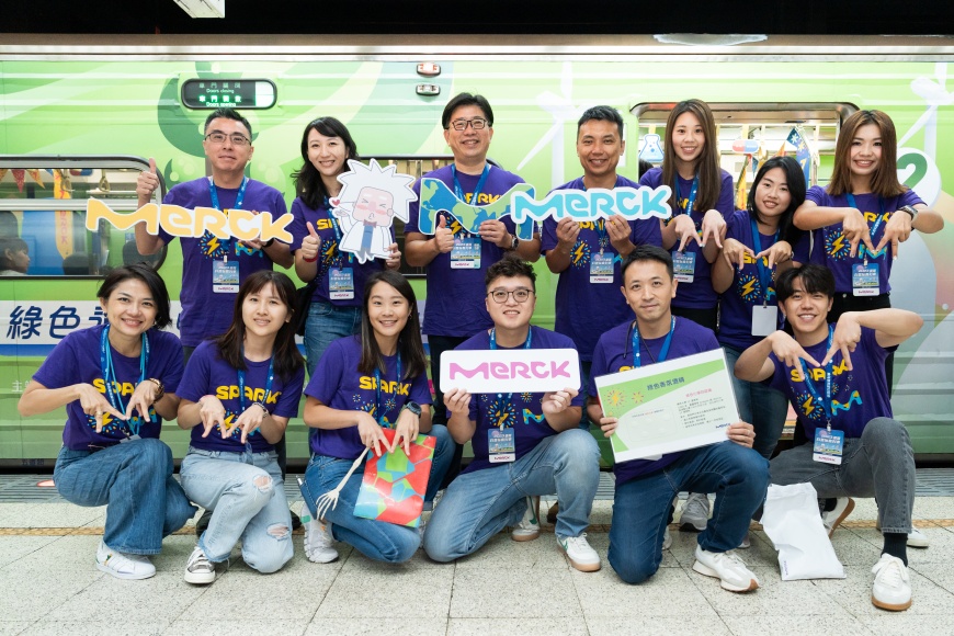 身穿紫色制服的默克志工們搭上科普環島列車,由台灣默克集團董事長李俊隆博士與台灣默克生命科學事業體總經理陳委承帶領孩子們動手玩科學,從有趣的科學實驗中,學習專業知識。
