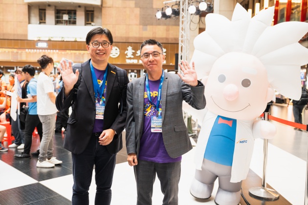 台灣默克集團董事長李俊隆博士(左)與台灣默克生命科學事業體總經理陳委承(右),期許透過一場場有趣的科學實驗,將熱愛科學的力量向外發散。