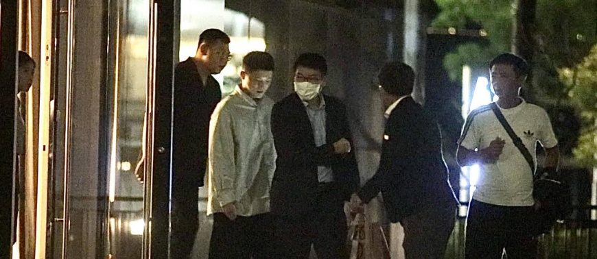 梁文傑與辣妹進出同一棟大樓。(圖/翻攝徐巧芯臉書)
