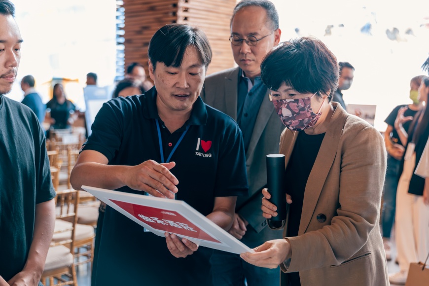 饒慶鈴縣長聆聽業者分享輔導成效 /圖片來源:臺東縣政府提供