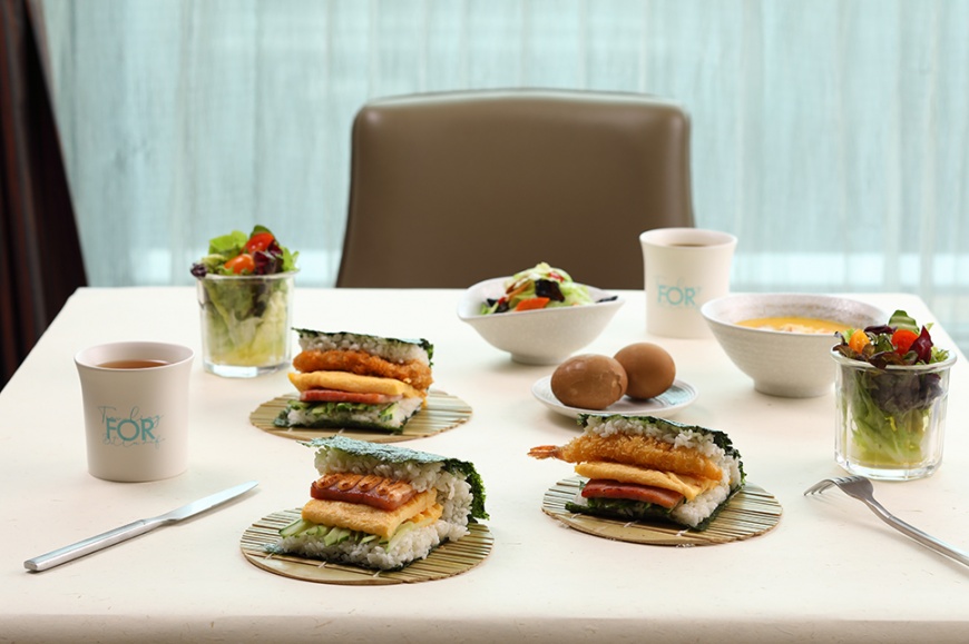 除了豐盛的「沖繩飯糰」之外,早餐還備有生鮮蔬菜、湯品、咖啡飲料,用美食開啟活力