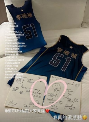 李皓禎曬出Fubon Angels成員們的歡迎卡片,並特地用中文致謝。(圖/翻攝自「@leehozeong」IG)