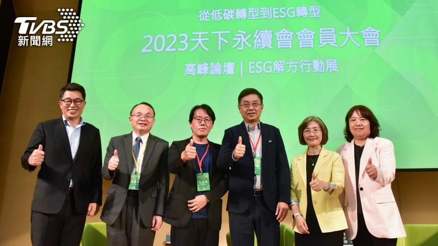 針對企業較陌生的「生物多樣性」,天下永續會邀請農業部林業及自然保育署署長林華慶(右三)、資誠永續發展服務公司董事長李宜樺(右二)分享最新趨勢。(圖/天下雜誌)