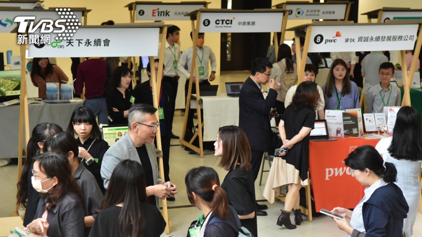 除了高峰論壇以外,2023天下永續會會員大會場外還有九個企業攤位,舉行ESG解方行動展。(圖/天下雜誌)