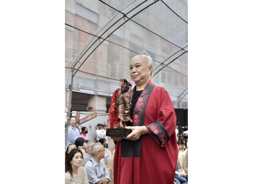 廟方管理人陳文文特別請出嫘祖神像為此次聯名揭開序幕。