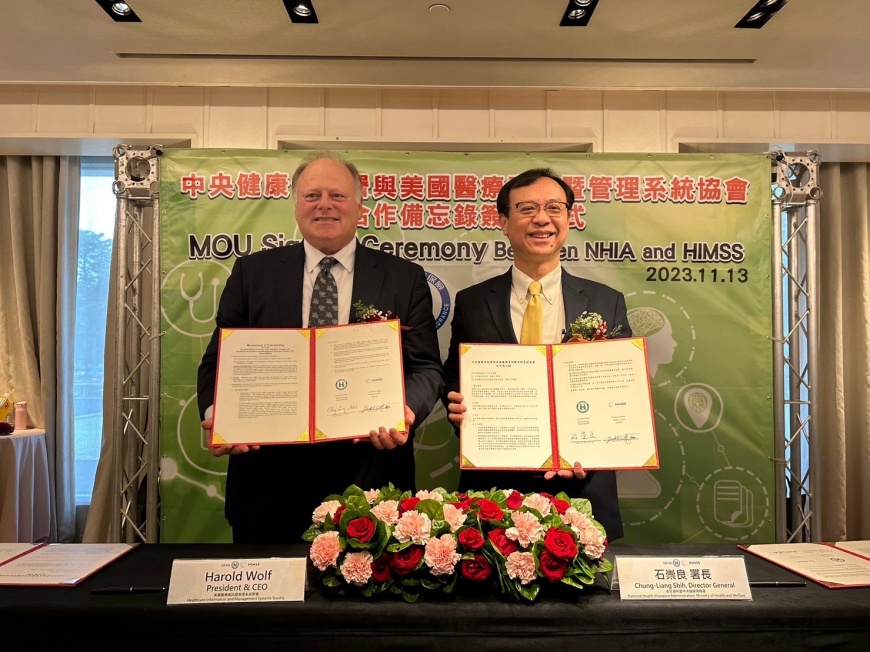 圖/中央健康保險署石崇良署長(右)與美國醫療資訊暨管理系統協會Hal Wolf總裁兼執行長(左)完成合作備忘錄簽署