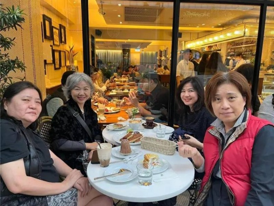鍾楚紅(右二)與寬姊(左一)等好友喝下午茶。(圖/翻攝自Melissa Hwang臉書)