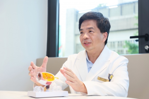 EyePlus艾佳聚英視光眼科周士祺醫師強調，近視往往是其他眼睛疾病的根源，所以兒童視力保健必須格外重視。（圖／攝TVBS）