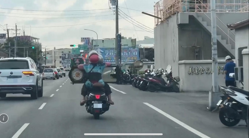 雲林機車載大鏡鐘搖晃前行!後方駕駛替他捏把冷汗