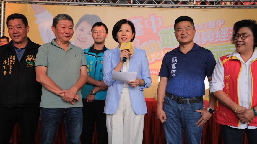 圖/王副市長透露，今天的幸運兒是一名清水區的林小姐，僅消費927元即抽中百萬現金(來源：台中市政府經發局)