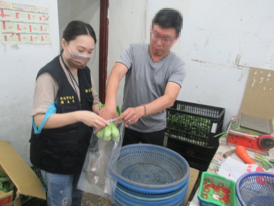 至傳統市場抽驗青江菜