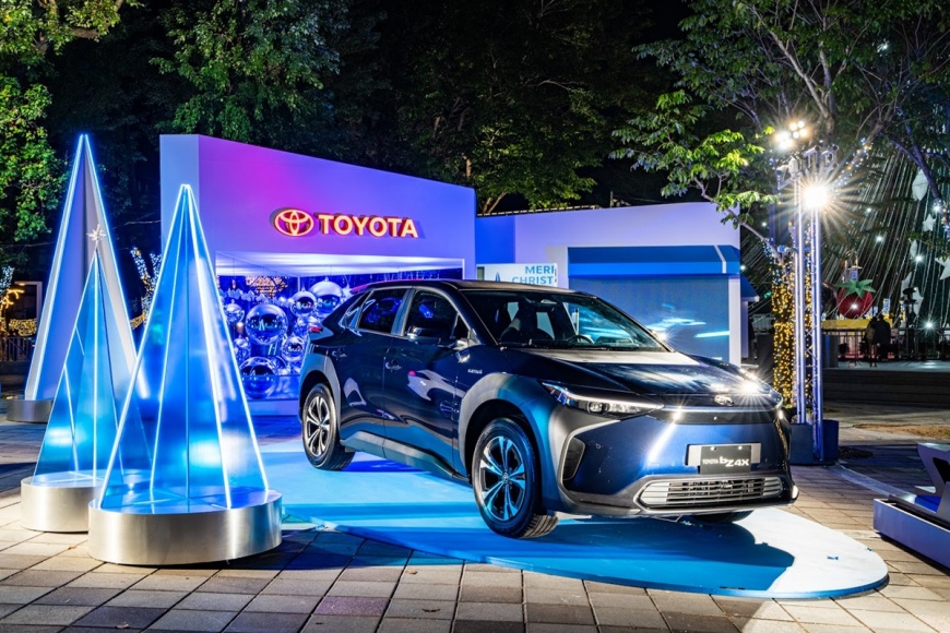 ▲TOYOTA新能源車在2023新北歡樂耶誕城 市民廣場展出