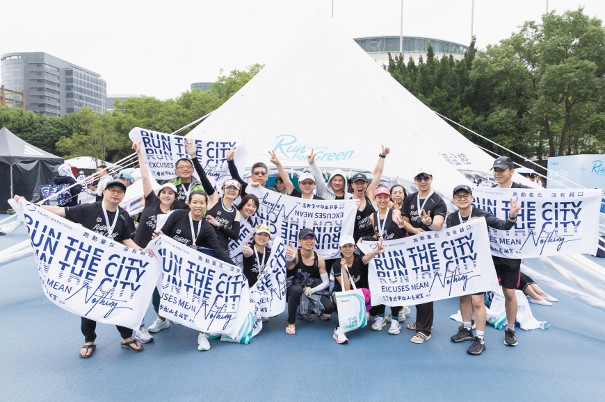 民眾賽後於富邦攤位合影留念。